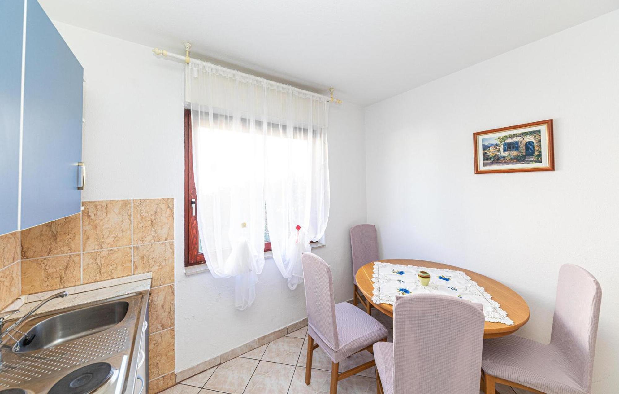 2 Bedroom Cozy Apartment In Kastel Kambelovac Каштела Экстерьер фото